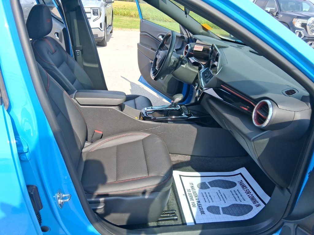 Used 2024 Chevrolet Trax RS w/ Sunroof Package FWD image 38