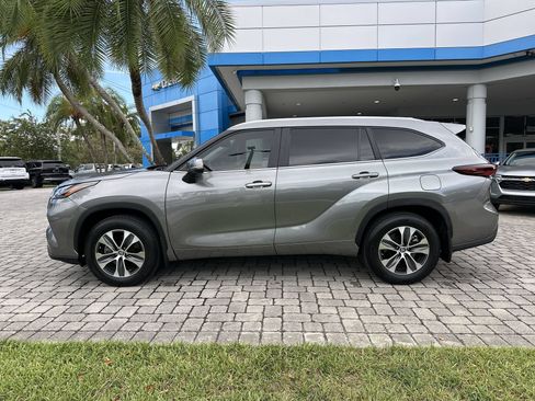 Used 2025 Toyota Highlander XLE FWD image 5
