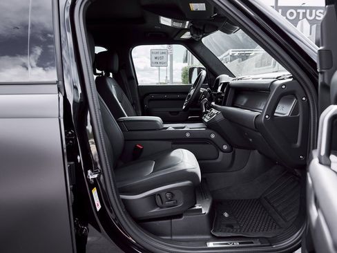 Used 2025 Land Rover Defender 110 V8 image 28