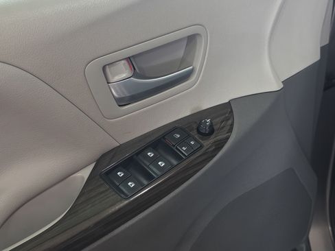 Used 2017 Toyota Sienna XLE Premium AWD/4WD image 11