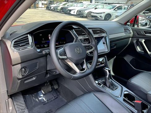 Certified 2023 Volkswagen Tiguan SE w/ Panoramic Sunroof Package image 18