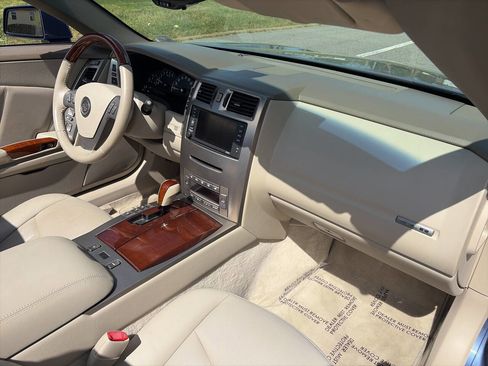 Used 2005 Cadillac XLR RWD image 32