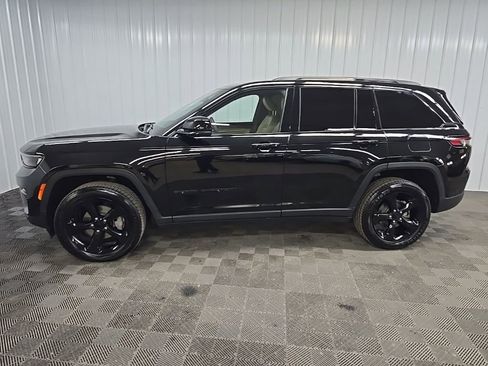 Used 2023 Jeep Grand Cherokee Limited w/ Black Appearance Package image 5