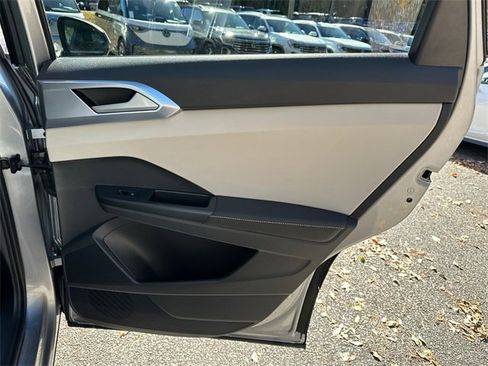 Certified 2025 Volkswagen Taos SE image 16