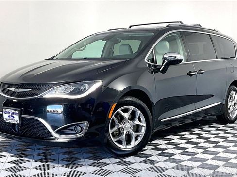 Used 2017 Chrysler Pacifica Limited w/ UConnect Theater Package FWD image 2