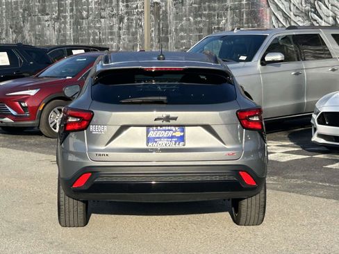 Used 2024 Chevrolet Trax RS w/ Sunroof Package FWD image 6