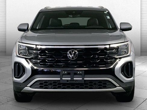 Used 2025 Volkswagen Atlas Cross Sport SE image 2