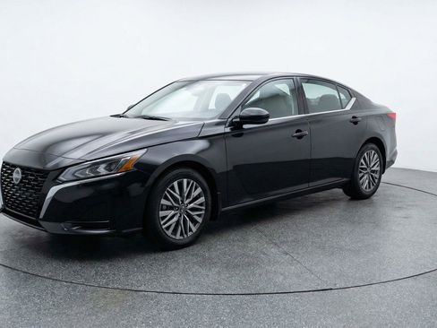 Used 2025 Nissan Altima 2.5 SV image 3