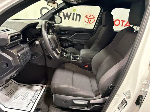 Used 2025 Toyota 4Runner SR5 AWD/4WD image 23