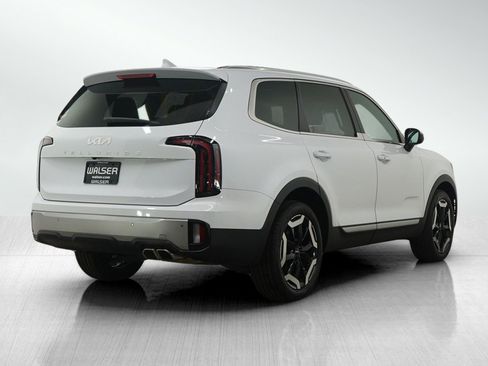 Used 2024 Kia Telluride EX w/ EX Captain's Chair Package image 5