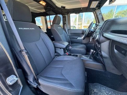 Used 2017 Jeep Wrangler Unlimited Rubicon w/ Cold Weather Group AWD/4WD image 12