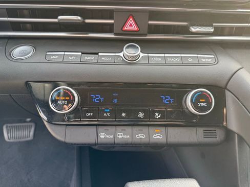 Certified 2024 Hyundai Elantra SEL image 18