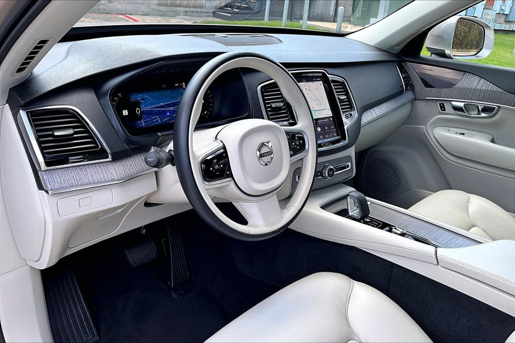 Certified 2025 Volvo XC90 B6 Plus w/ Protection Package AWD/4WD image 17