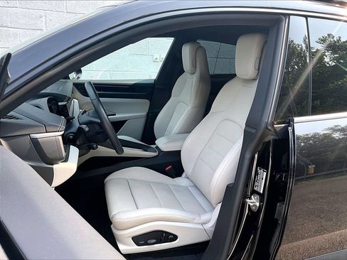 Certified 2025 Porsche Macan 4 Electric AWD/4WD image 5