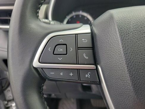 Used 2025 Toyota Highlander XLE FWD image 22