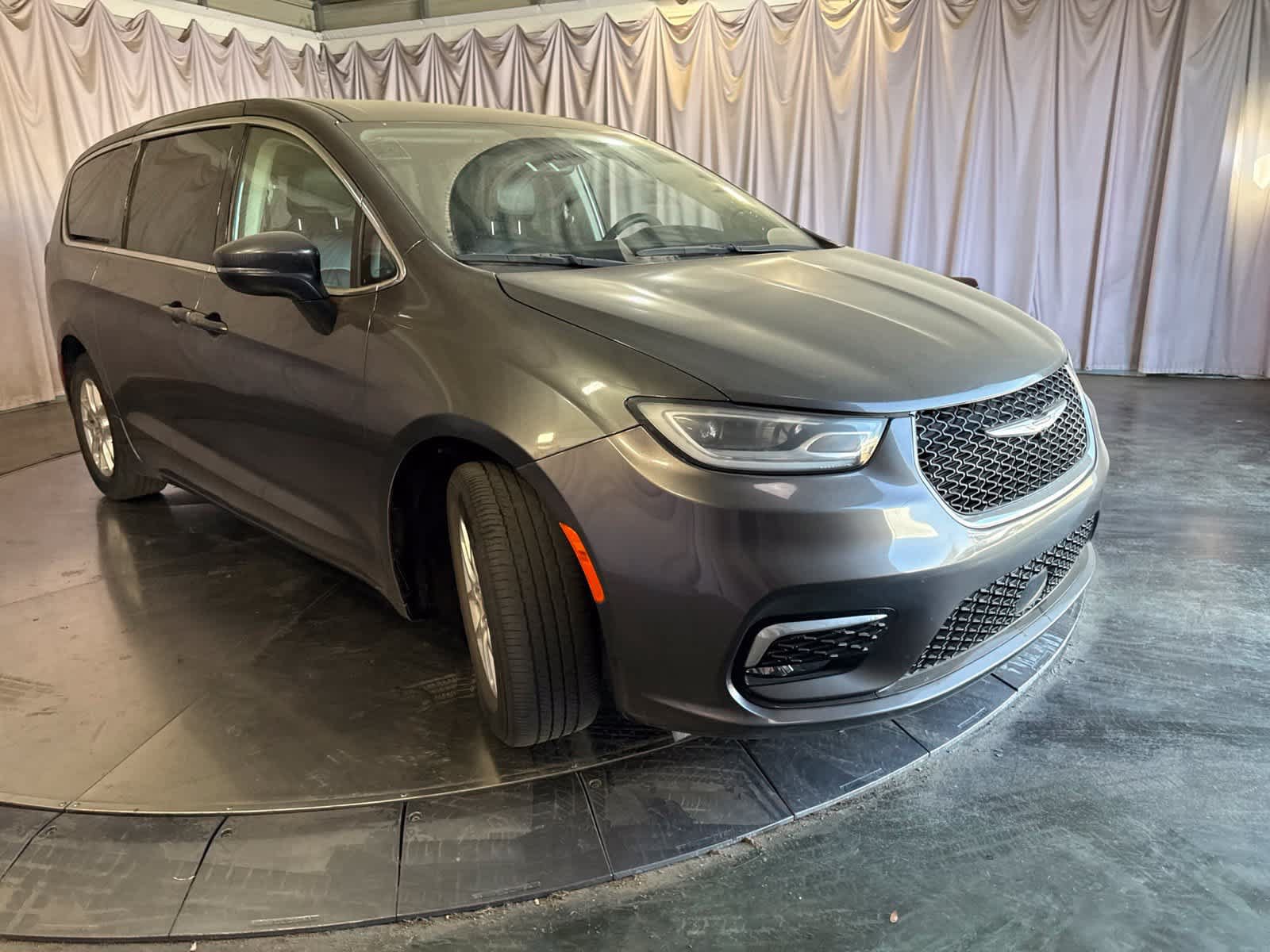Used 2023 Chrysler Pacifica Touring-L FWD image 3