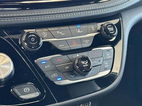 New 2025 Chrysler Pacifica Select image 18