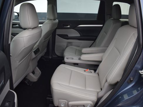 Used 2019 Toyota Highlander XLE image 15