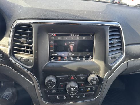 Used 2018 Jeep Grand Cherokee Limited image 23