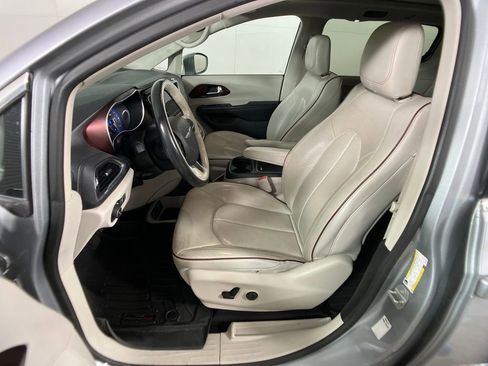 Used 2019 Chrysler Pacifica Limited image 32