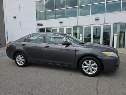 Used 2011 Toyota Camry LE w/ LE Extra-Value Pkg FWD image 3