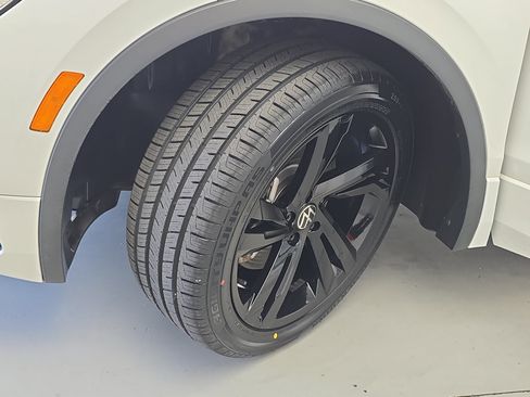 Certified 2024 Volkswagen Tiguan SE R-Line FWD image 34