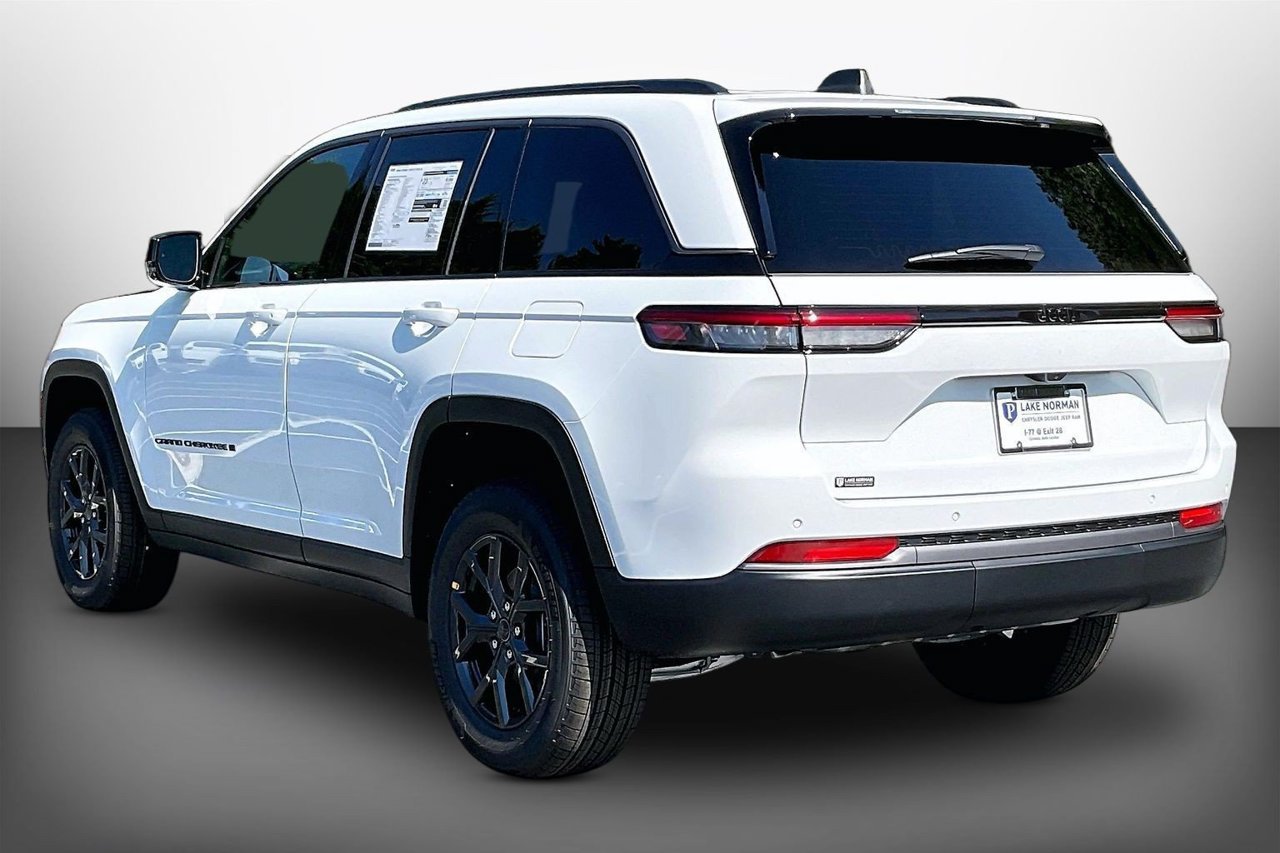 New 2027 Jeep Grand Cherokee Altitude RWD image 6