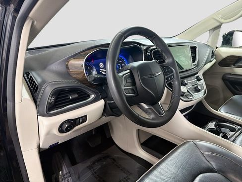 Used 2023 Chrysler Pacifica Limited FWD image 11