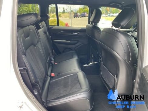 Used 2025 Jeep Grand Cherokee Altitude AWD/4WD image 19