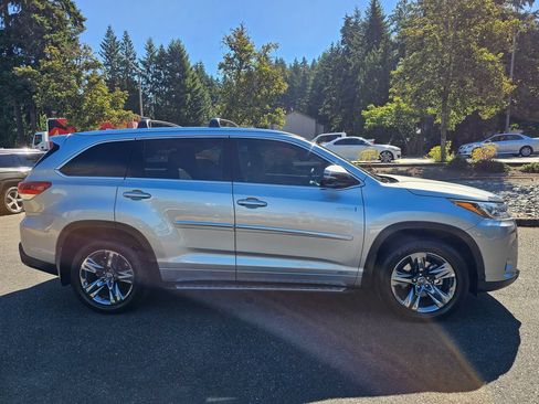 Used 2019 Toyota Highlander Limited Platinum AWD/4WD image 4