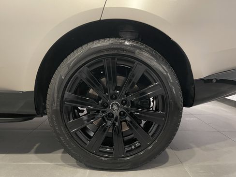Used 2025 Land Rover Range Rover Autobiography AWD/4WD image 8