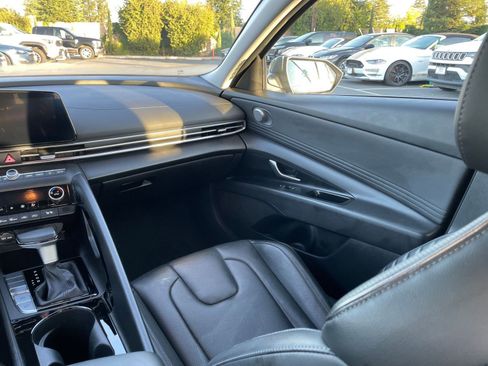 Used 2025 Hyundai Elantra Limited image 29