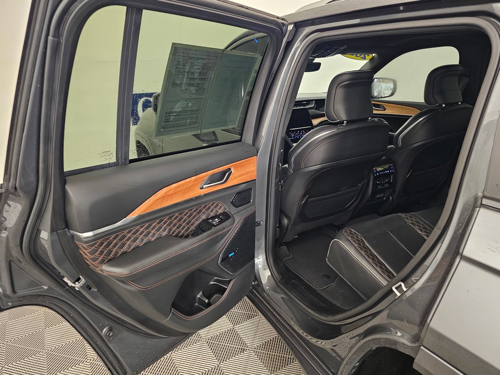 Used 2022 Jeep Grand Cherokee Summit AWD/4WD image 31