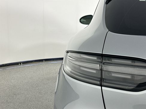 Certified 2025 Porsche Macan image 16
