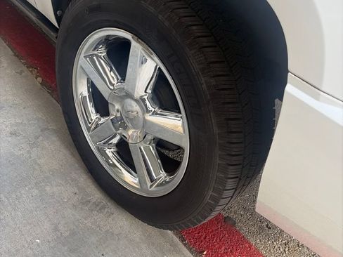 Used 2011 Chevrolet Suburban LTZ RWD image 7