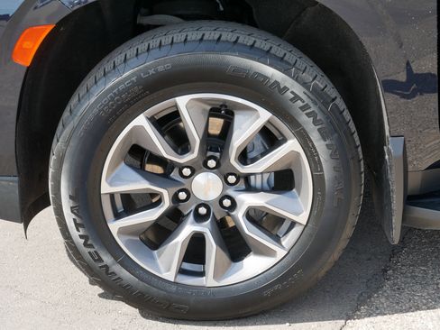 Used 2023 Chevrolet Suburban LT w/ Luxury Package image 15