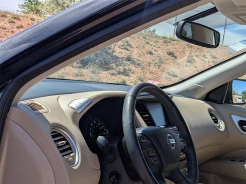 Used 2020 Nissan Pathfinder Platinum image 10