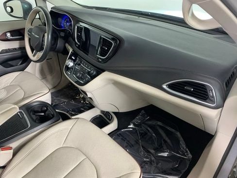 Used 2019 Chrysler Pacifica Limited w/ Advanced Safetytec Group FWD image 6