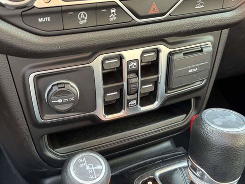 Used 2024 Jeep Wrangler Unlimited Sport AWD/4WD image 15