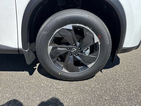 Used 2025 Nissan Rogue SV AWD/4WD image 27