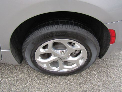 Used 2021 Chrysler Pacifica Limited w/ Uconnect Theater Family Group image 10