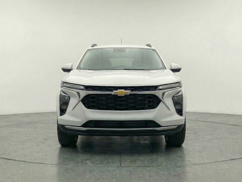 Used 2025 Chevrolet Trax LT w/ LT Convenience Package image 2