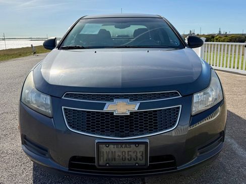 Used 2013 Chevrolet Cruze LS image 2