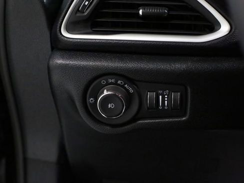 Used 2025 Chrysler Pacifica Select image 28