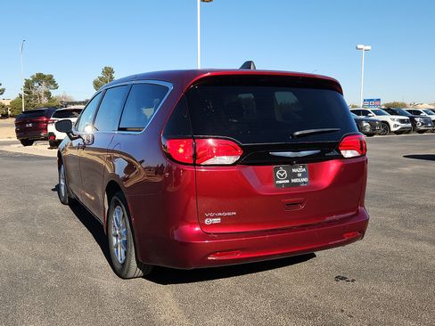 Used 2023 Chrysler Voyager LX image 5