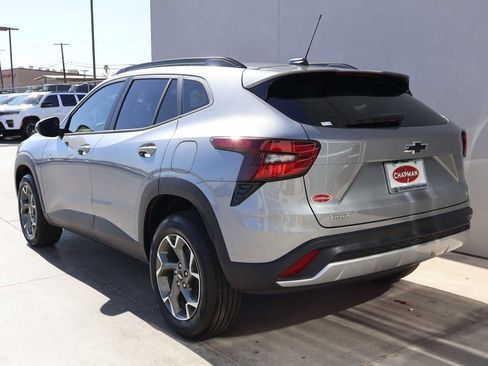 Used 2025 Chevrolet Trax LT w/ LT Convenience Package FWD image 3