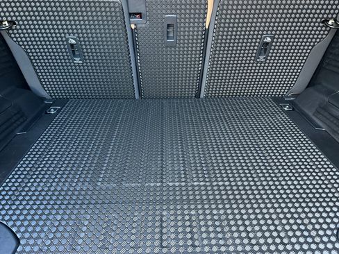 New 2026 Land Rover Defender 110 X-Dynamic SE image 14