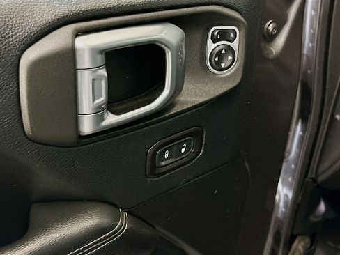 Used 2018 Jeep Wrangler Unlimited Sahara image 15