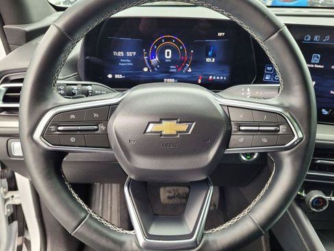 Used 2025 Chevrolet Traverse LT FWD image 23
