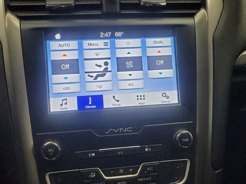 Used 2019 Ford Fusion SE image 25